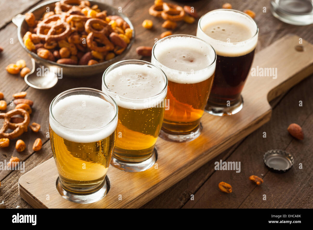 Un assortiment de bières dans un vol prêt pour la dégustation Banque D'Images