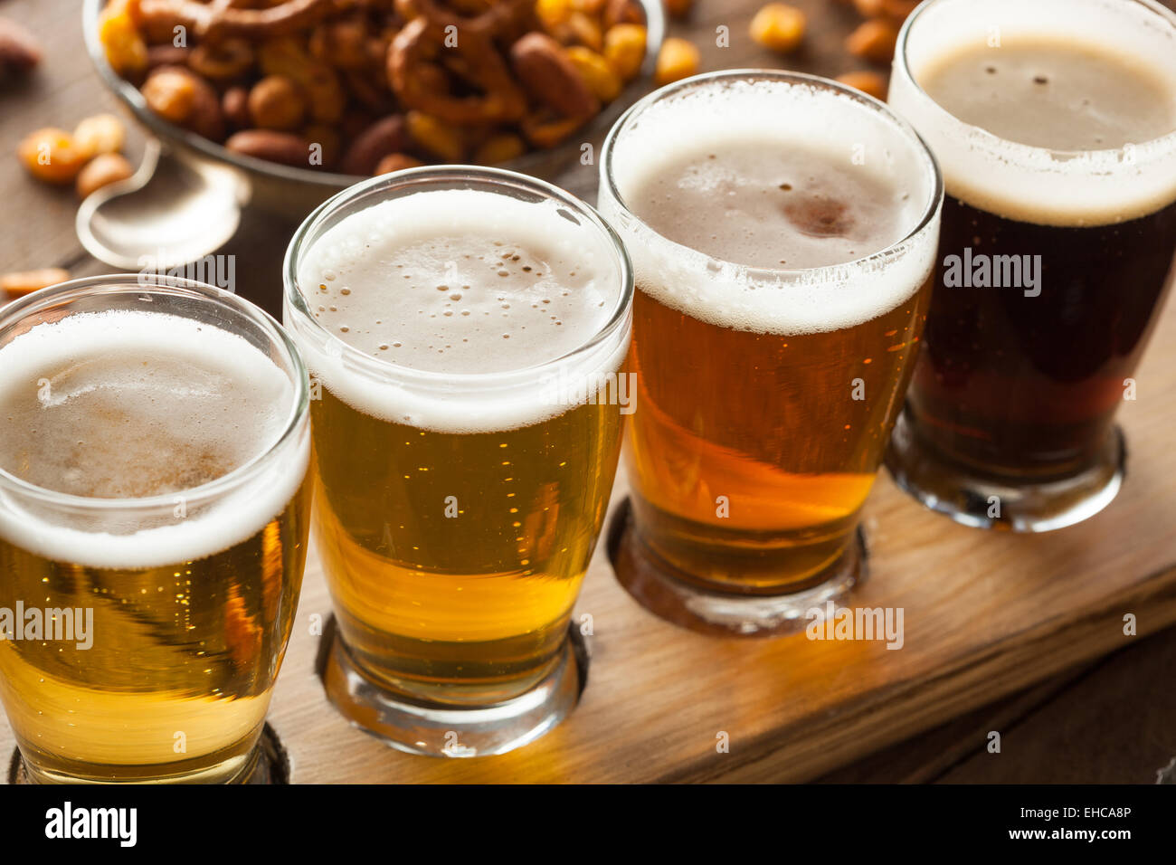 Un assortiment de bières dans un vol prêt pour la dégustation Banque D'Images