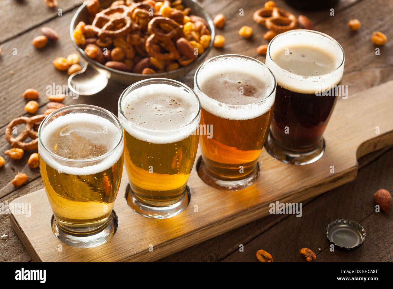 Un assortiment de bières dans un vol prêt pour la dégustation Banque D'Images