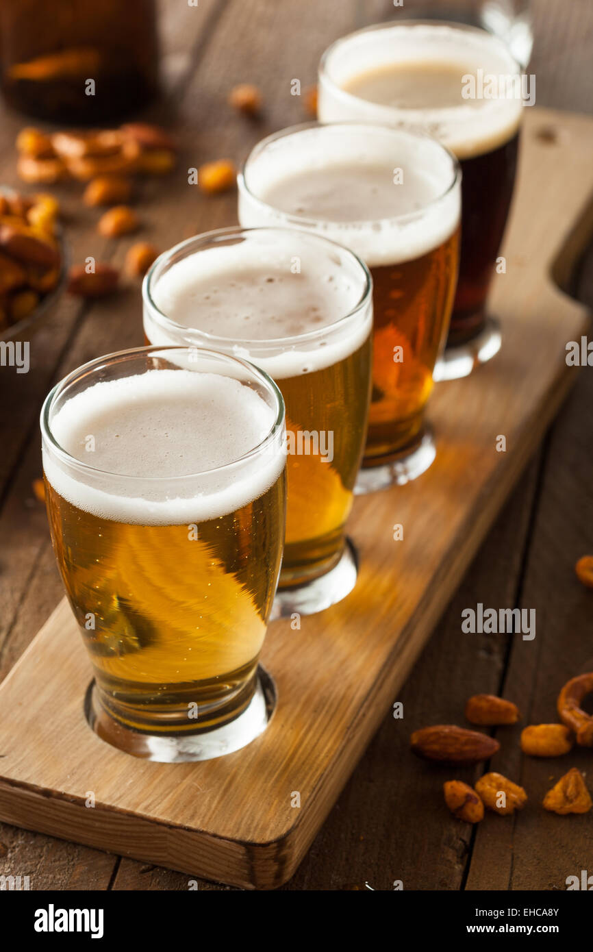 Un assortiment de bières dans un vol prêt pour la dégustation Banque D'Images
