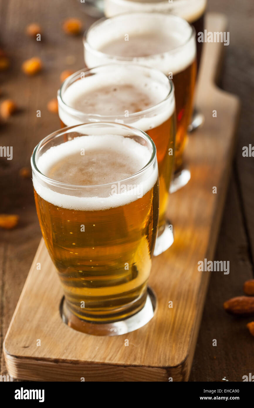 Un assortiment de bières dans un vol prêt pour la dégustation Banque D'Images