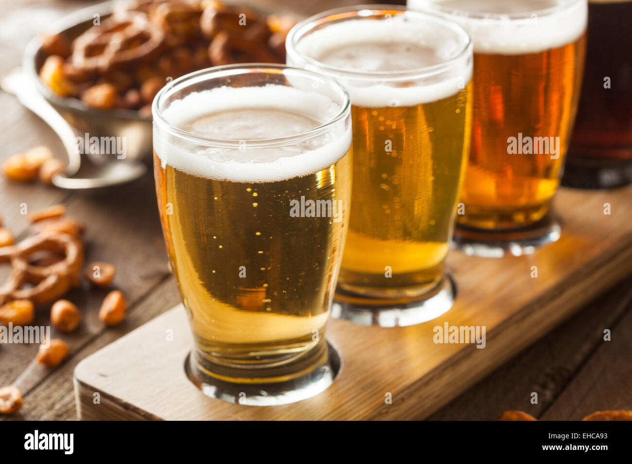 Un assortiment de bières dans un vol prêt pour la dégustation Banque D'Images