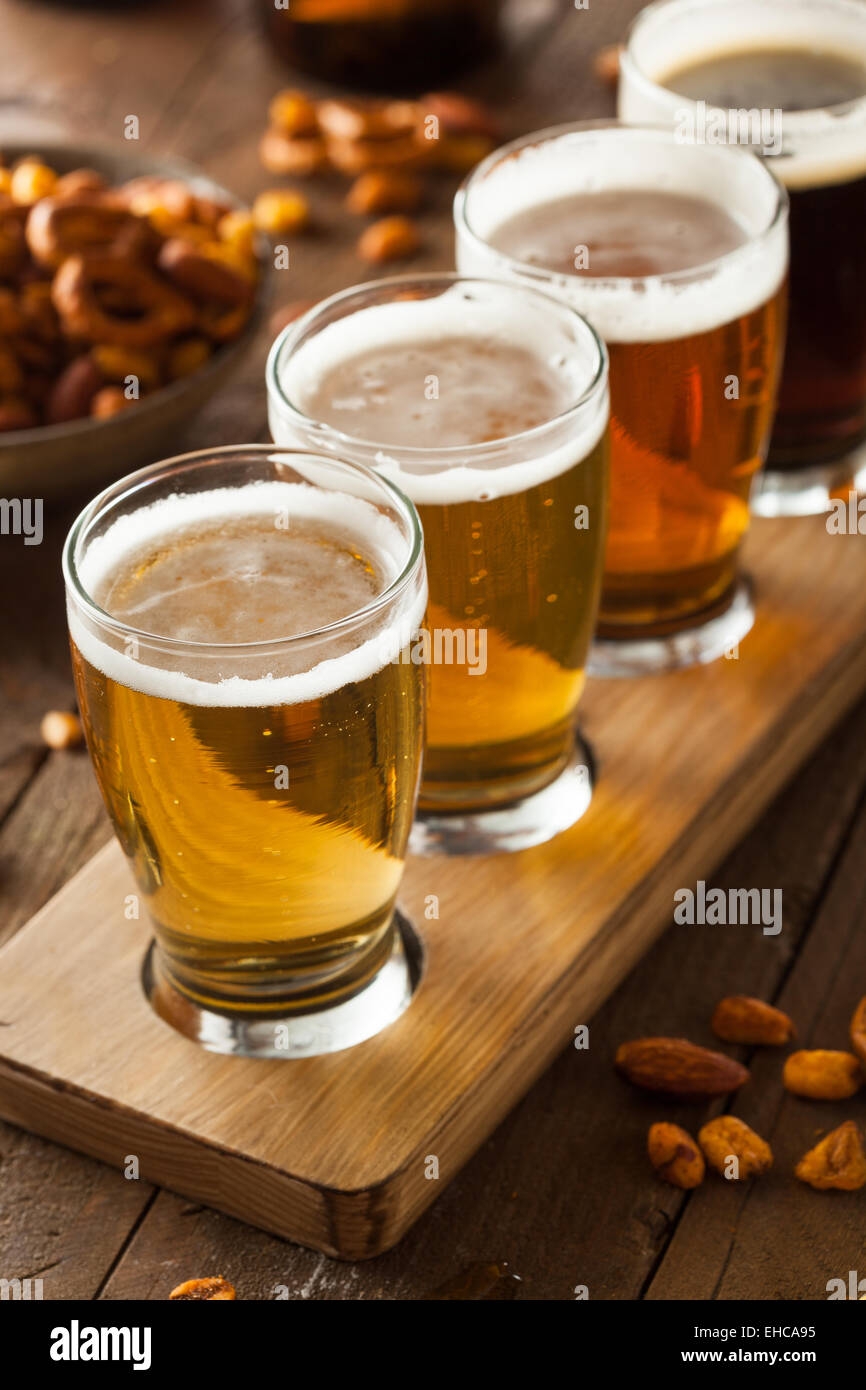 Un assortiment de bières dans un vol prêt pour la dégustation Banque D'Images