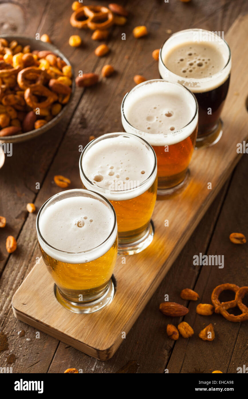 Un assortiment de bières dans un vol prêt pour la dégustation Banque D'Images