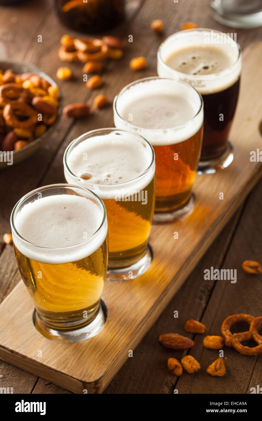 Un assortiment de bières dans un vol prêt pour la dégustation Banque D'Images