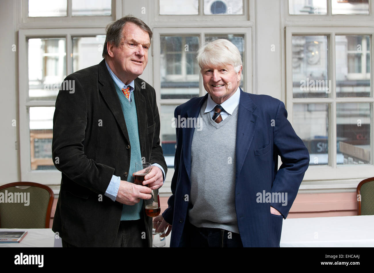 Jeremy Lewis parle avec Stanley Johnson à l'Oldie Déjeuner littéraire Banque D'Images