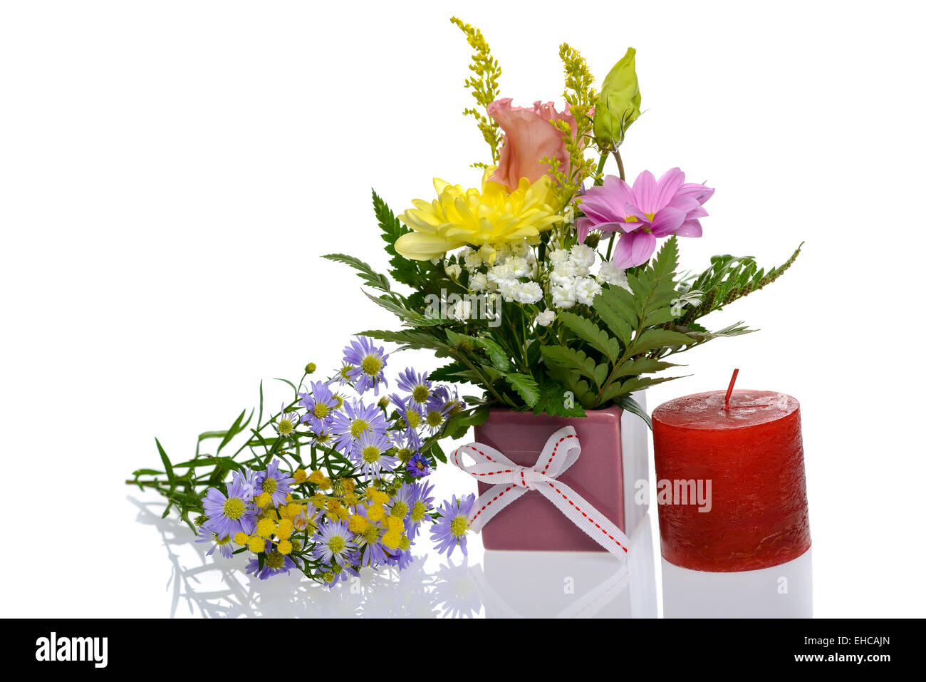 Arrangement de fleurs isolées en backgroud blanc avec reflet Banque D'Images