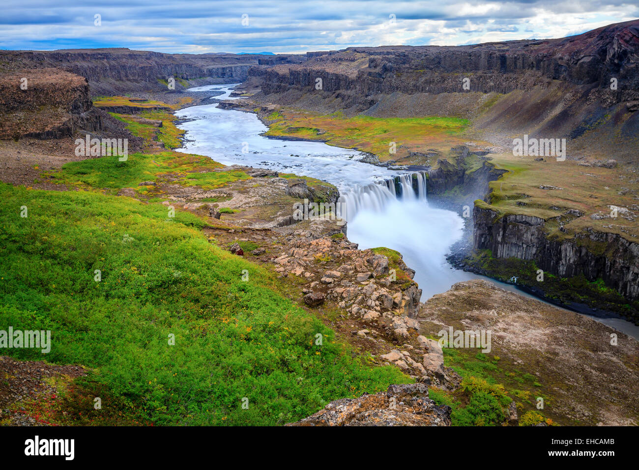 Hafragilsfoss - une des trois grandes chutes d'eau sur une rivière Jokulsa Fjollum en Islande Banque D'Images