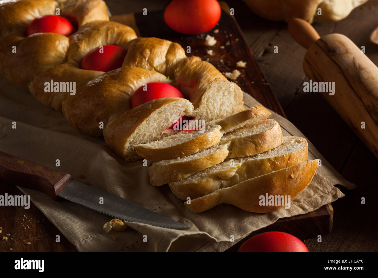 Pain de Pâques grecque faite maison avec des oeufs rouge Banque D'Images