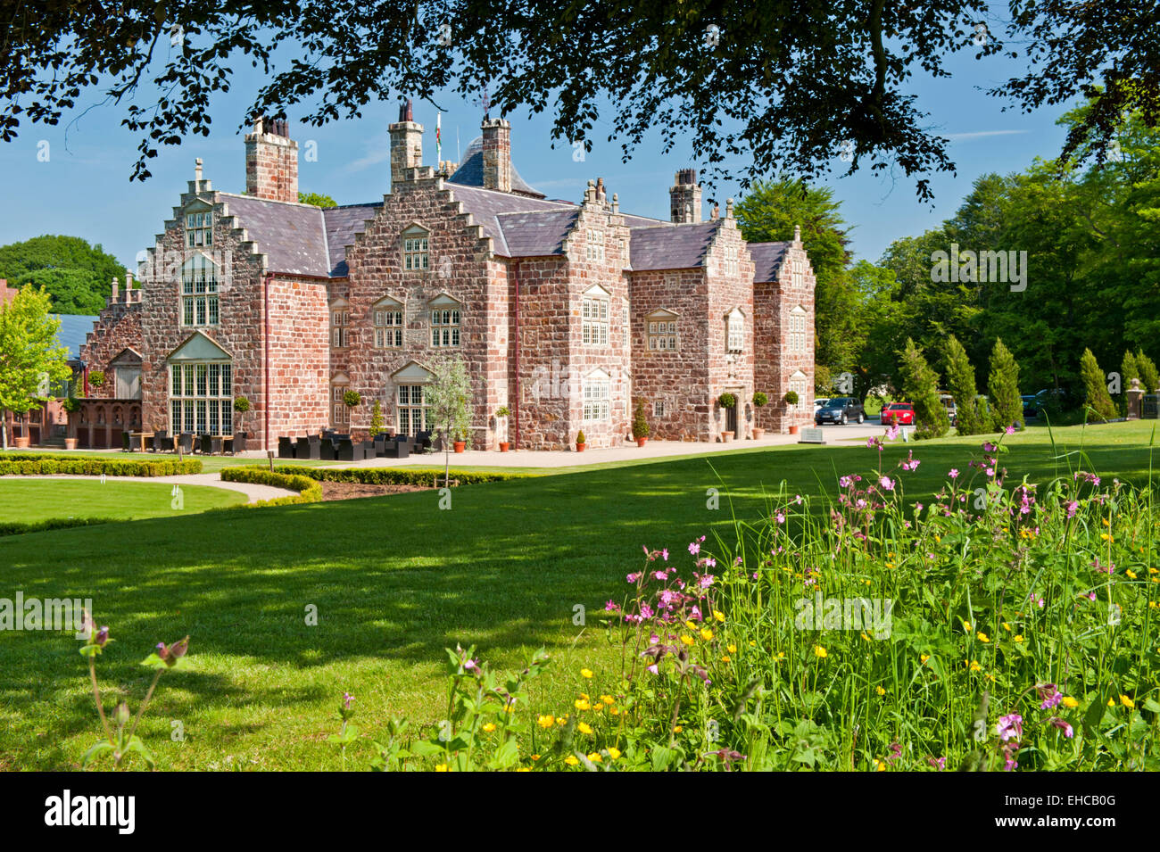 Le Manoir en été, Plas Coch, Anglesey, au nord du Pays de Galles Banque D'Images