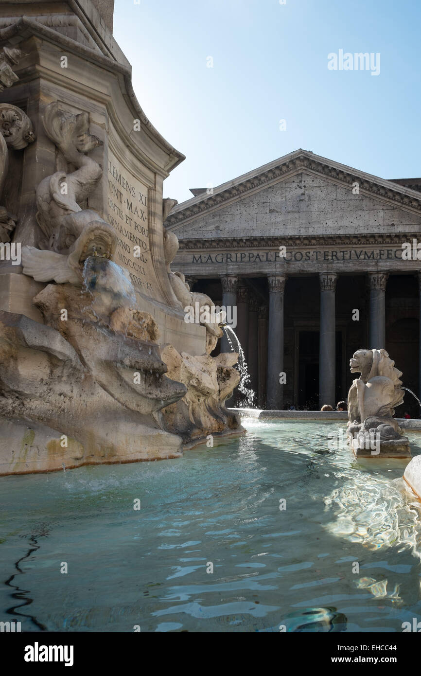 Le Panthéon de Rome, Italie. Fontana della Rotonda et portique. Banque D'Images