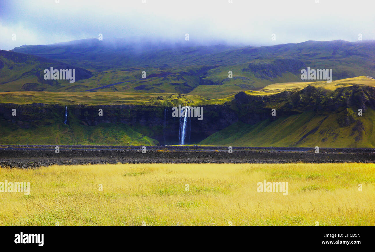 Soleil et nuages bas sur la cascade de Seljalandsfoss Banque D'Images