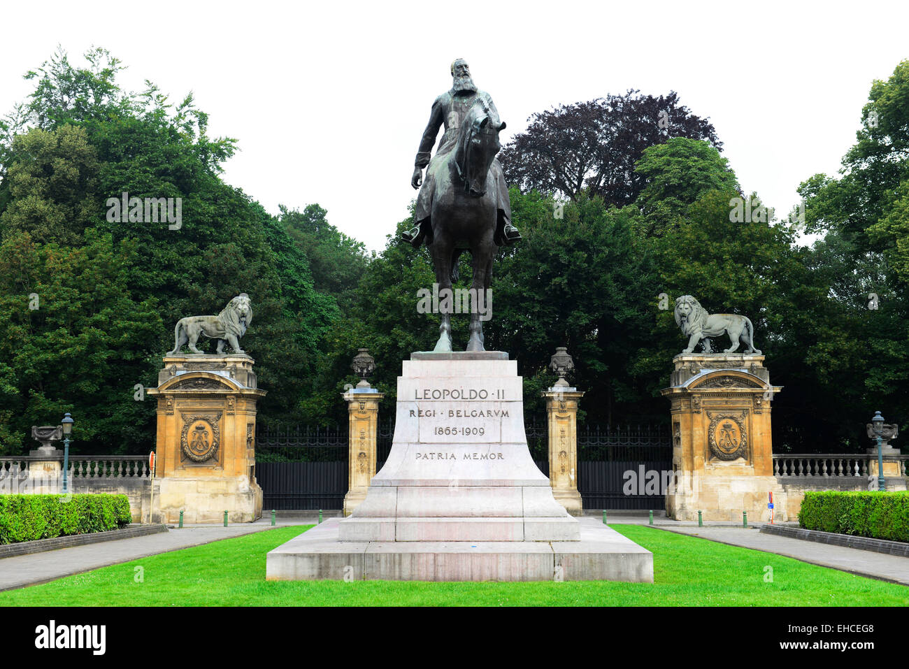 Une sculpture du Roi Léopold II en face du palais royal de Bruxelles. Banque D'Images