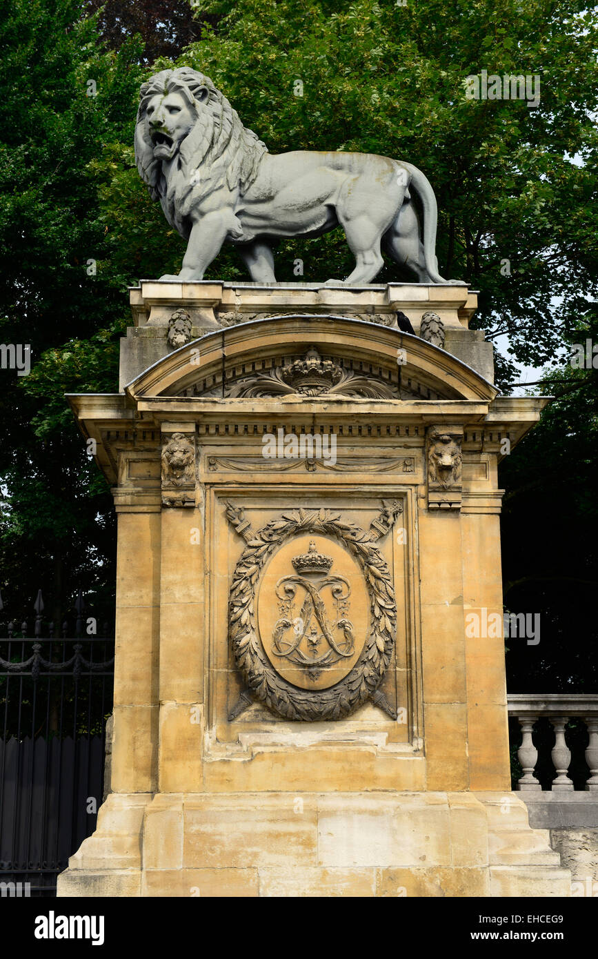 Un Lion sculpture garde le Palais Royal à Bruxelles. Banque D'Images