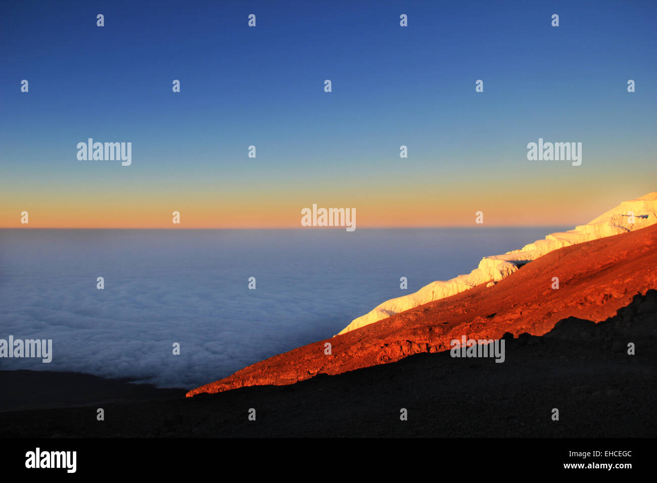 Lever du soleil depuis le sommet du Kilimandjaro, Tanzanie, avec vue sur le glacier Banque D'Images