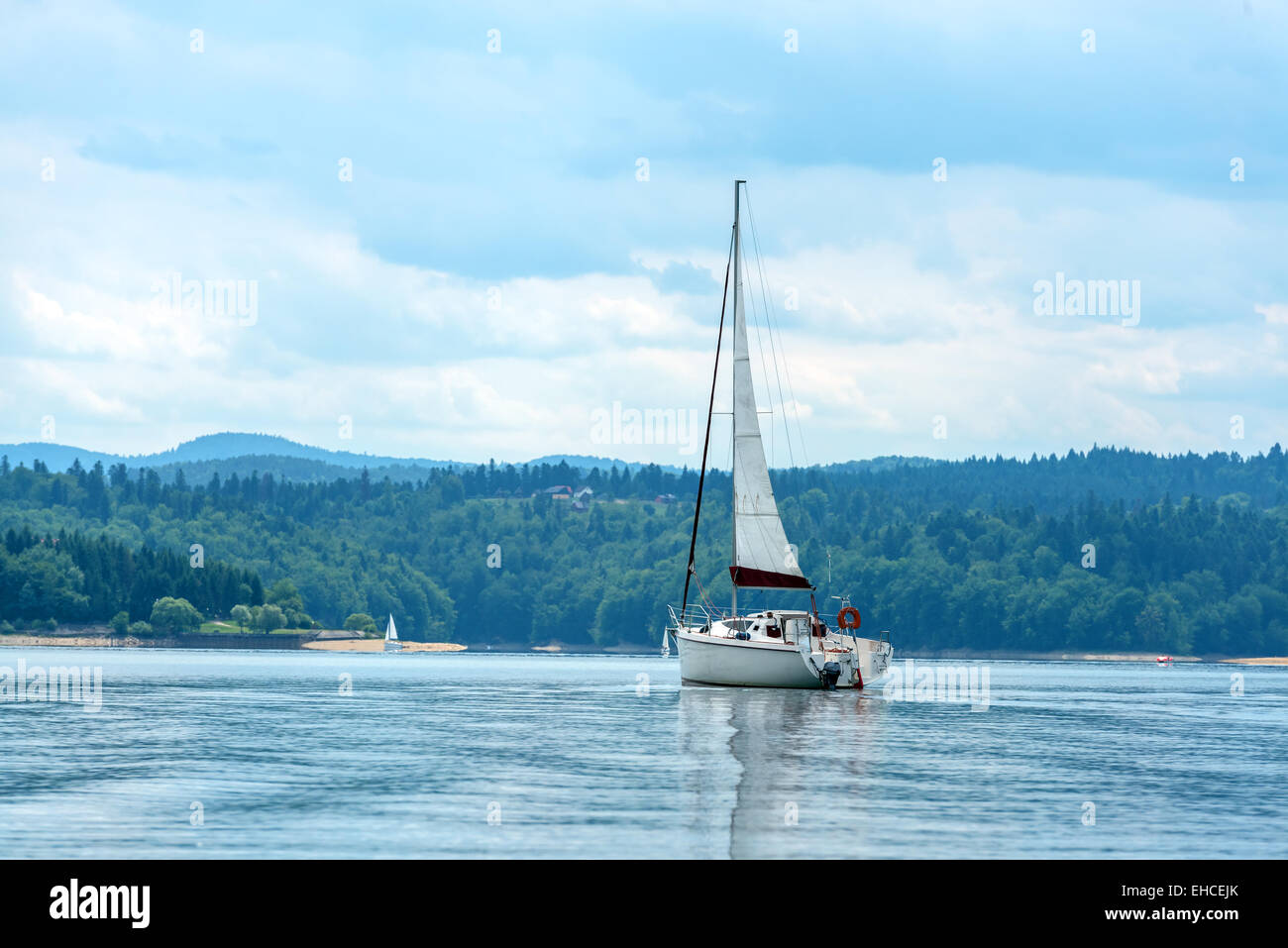 Le yacht blanc sur la mer Banque D'Images