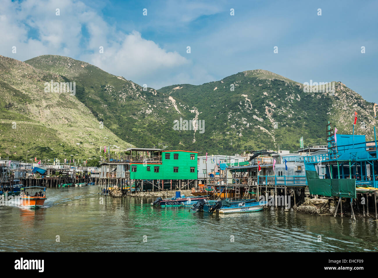 Tai O, Hong Kong, Chine- 10 juin 2014 : des maisons sur pilotis et les pêcheurs en bateaux à l'île de Lantau Banque D'Images