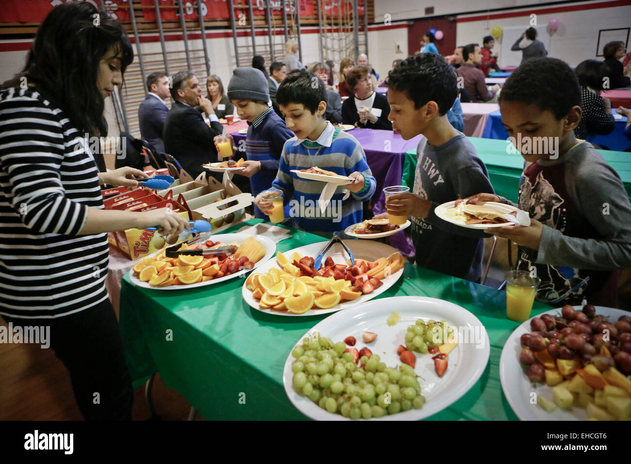 Vancouver, Canada. Mar 11, 2015. Les enfants s'alignent pour la nourriture pendant le petit déjeuner aux crêpes tenue à Vancouver, Canada, 11 mars 2015. Environ 450 enfants de la pauvreté ont été servi avec petit déjeuner pendant le 22e Petit déjeuner aux crêpes événement organisé par la société de projet KidSafe. L'événement visait à sensibiliser les enfants de la pauvreté. © Liang Sen/Xinhua/Alamy Live News Banque D'Images