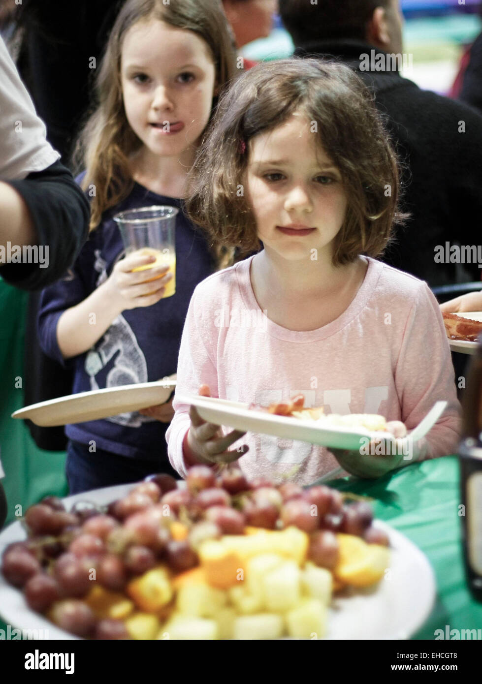 Vancouver, Canada. Mar 11, 2015. Les enfants s'alignent pour la nourriture pendant le petit déjeuner aux crêpes tenue à Vancouver, Canada, 11 mars 2015. Environ 450 enfants de la pauvreté ont été servi avec petit déjeuner pendant le 22e Petit déjeuner aux crêpes événement organisé par la société de projet KidSafe. L'événement visait à sensibiliser les enfants de la pauvreté. © Liang Sen/Xinhua/Alamy Live News Banque D'Images