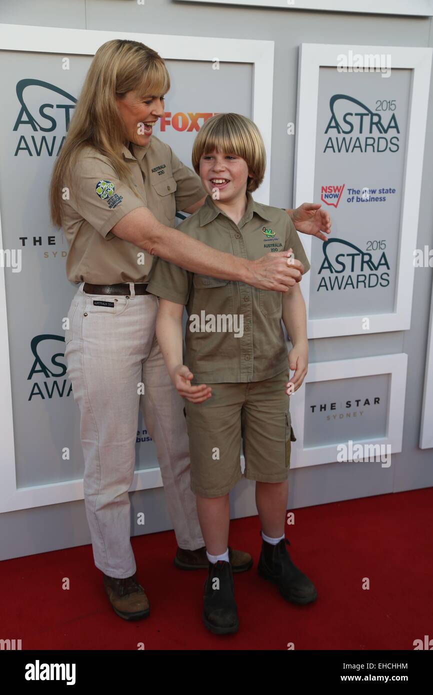 Sydney, Australie. 12 mars 2015. L'ASTRA Prix reconnaissent les meilleurs dans la télévision par abonnement. Les célébrités sont arrivés sur le tapis rouge à l'étoile à Sydney, Australie. Sur la photo, Robert Irwin et Terri Irwin. Crédit : Richard Milnes/Alamy Live News Banque D'Images