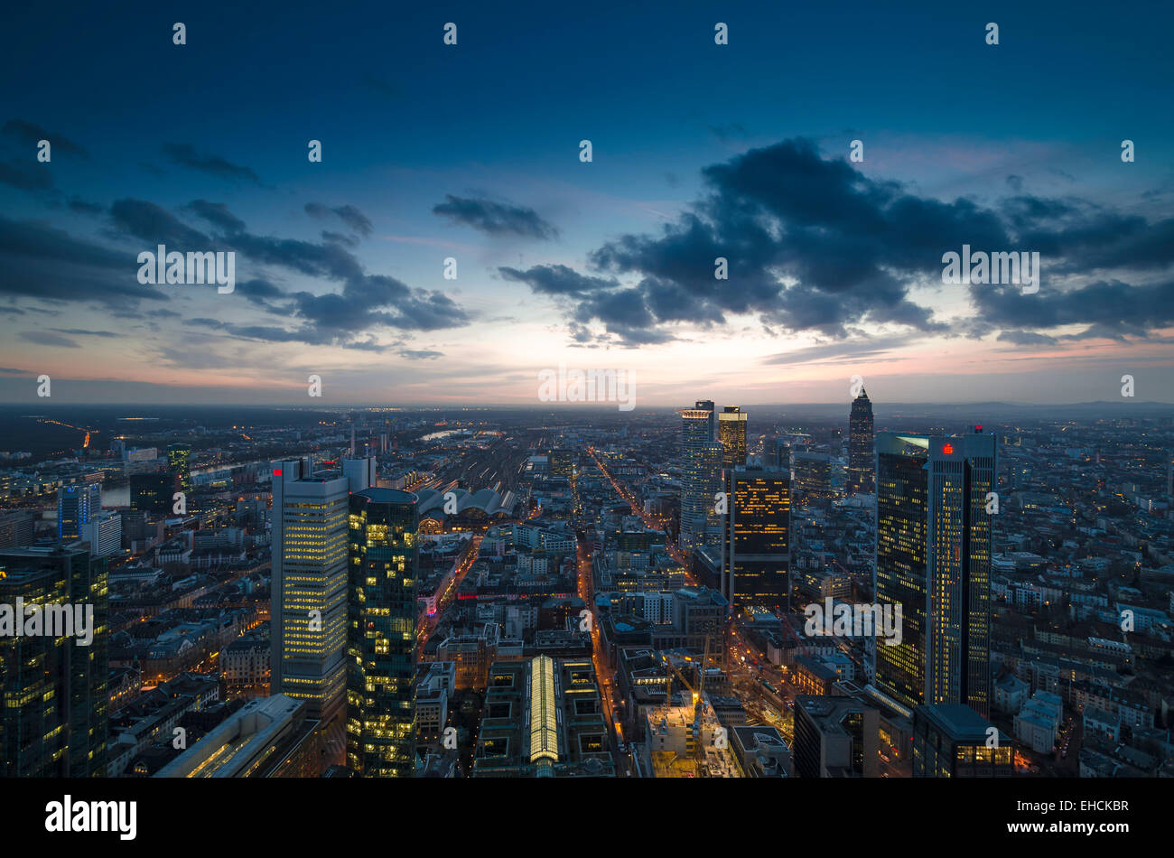 Vue de la ville à la tour principale de dausk avec gratte-ciel dans le quartier financier, Frankfurt am Main, Hesse, Allemagne Banque D'Images