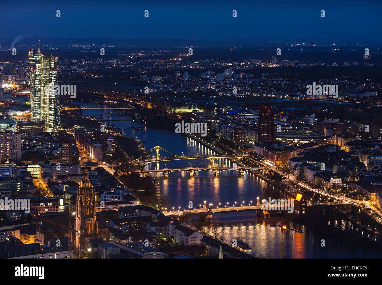 Vue de la ville au crépuscule avec main gauche, bien éclairé la Banque centrale européenne, BCE, le centre-ville, Frankfurt am Main, Hesse Banque D'Images