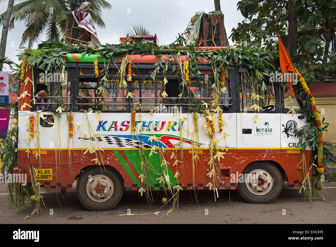 Décoré par bus de pèlerins hindous, près de Alleppy, Kerala, Inde Banque D'Images