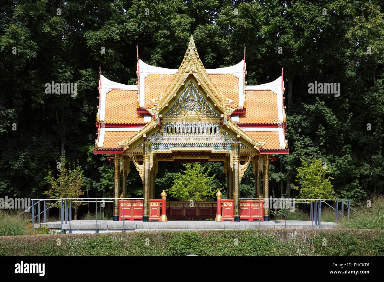 Sala Thai Pavilion, temple thaïlandais dans les jardins du spa de Bad Homburg, Hesse, Allemagne Banque D'Images