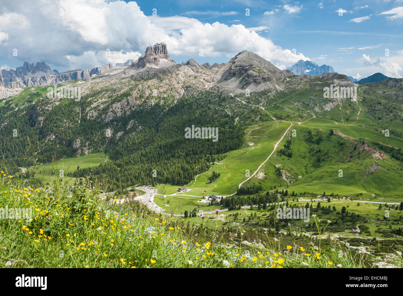 Route de col Falzarego, en haut le Cinque Torri rock formation, Dolomites, Cortina d'Ampezzo, Veneto, Italie Banque D'Images