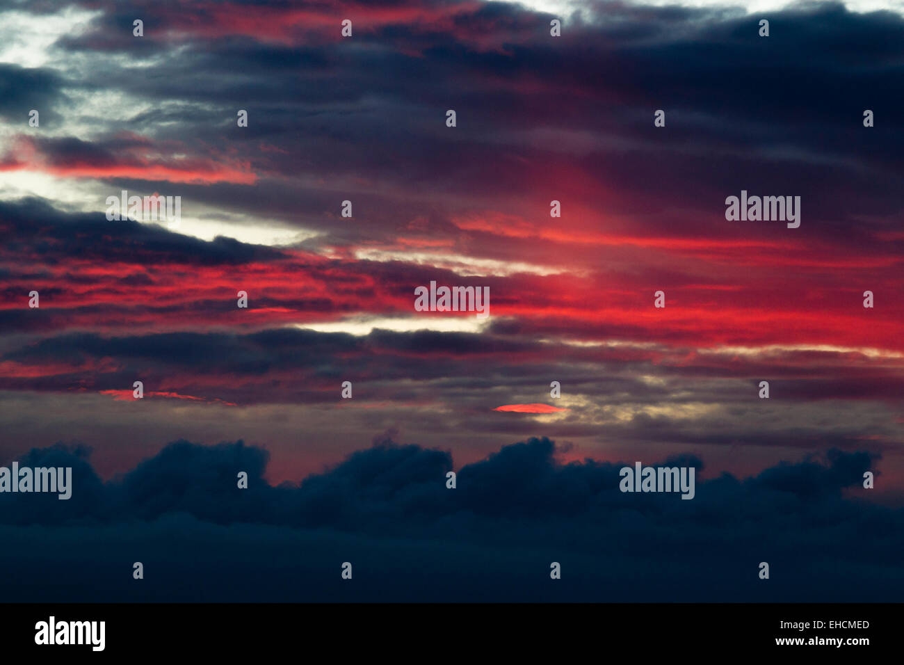 Ciel coucher soleil rouge avec alto cumulus au-dessus de Tintagel, Cornwall, United Kingdom Banque D'Images