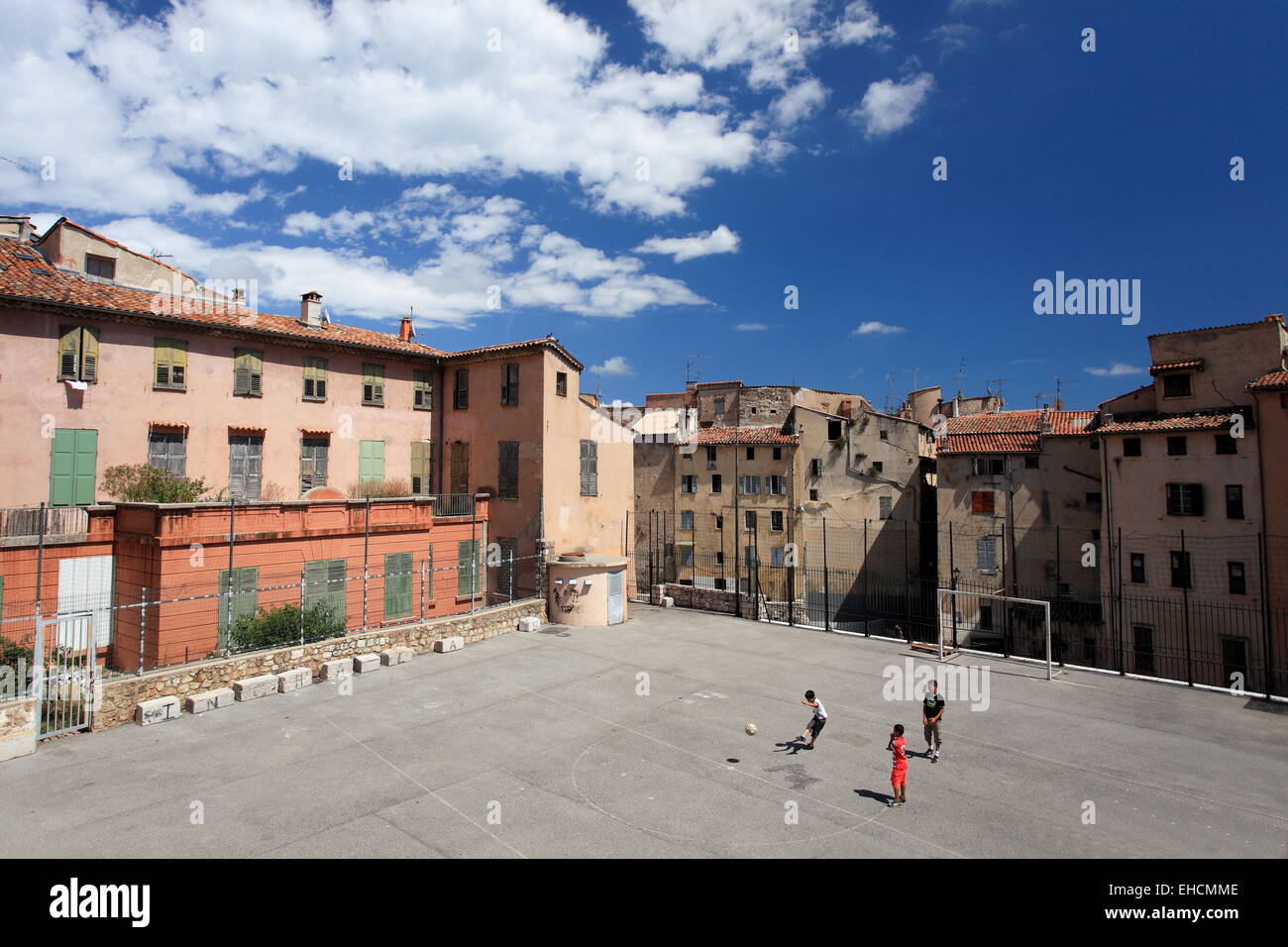 Les enfants jouent au soccer dans la ville de Grasse sur la côte d'Azur, France Banque D'Images