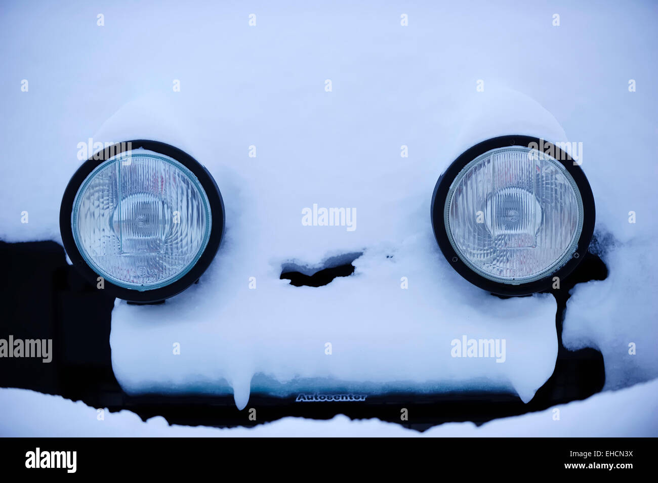 Les phares de voitures à sortir de la neige Banque D'Images