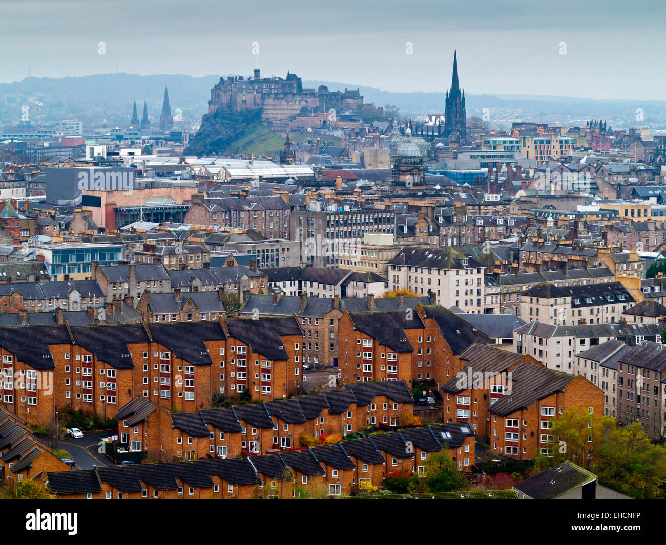 Vue depuis le siège d'Arthur à travers le centre-ville d'Édimbourg en Écosse UK vers le château de maisons modernes et appartements visible ci-dessous Banque D'Images