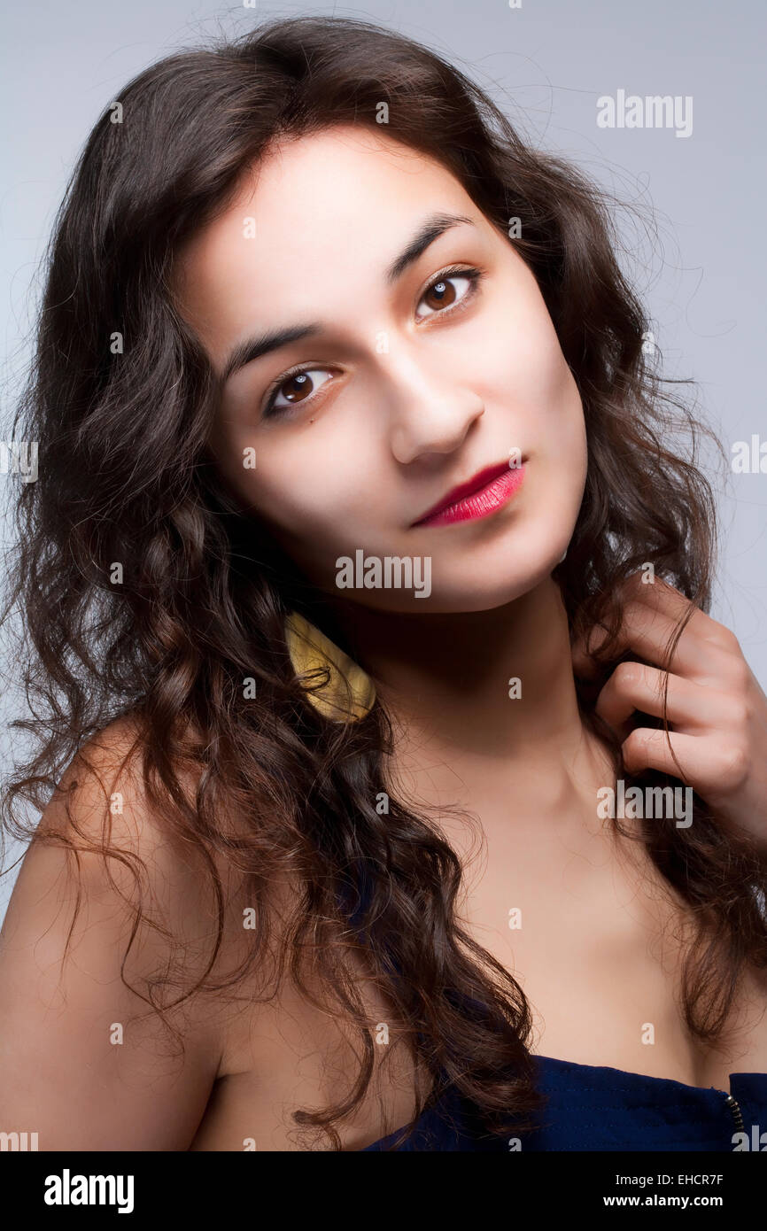 Portrait d'une belle jeune femme aux longs cheveux bruns et les yeux bruns Banque D'Images