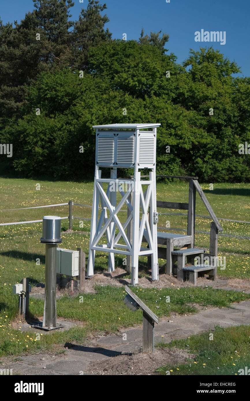 Station météorologique à un petit aéroport au Danemark Banque D'Images