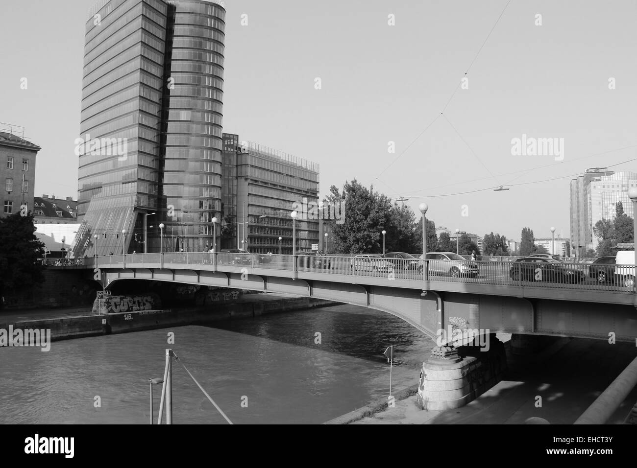 Un pont a été construit sur le Danube à Vienne, Autriche, le 6 août 2012. Banque D'Images