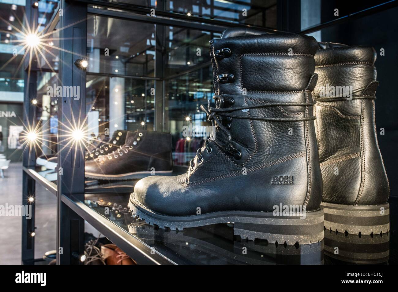 Boots par marque de mode Hugo Boss sont en exposition dans une salle d'exposition de fabricant de vêtements Hugo Boss AG à Metzingen, Allemagne, 12 mars 2015. Hugo Boss présente ses résultats de l'entreprise pour l'exercice 2014 le 12 mars 2015. Photo : Thomas/Niedermueller dpa Banque D'Images
