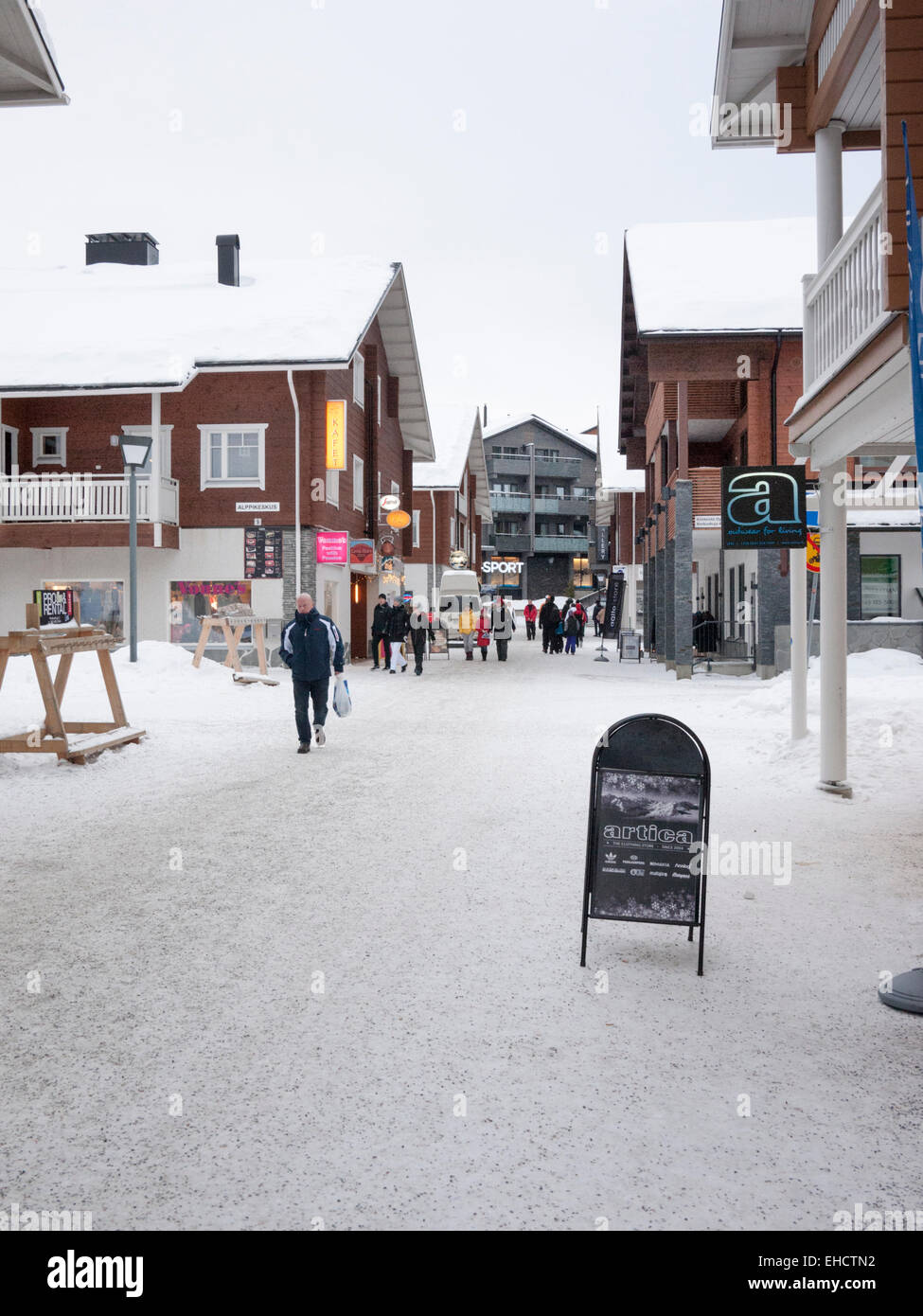 Une rue de la station de ski de Levi Laponie Finlande avec de la neige au sol et de boutiques et shopping. Banque D'Images