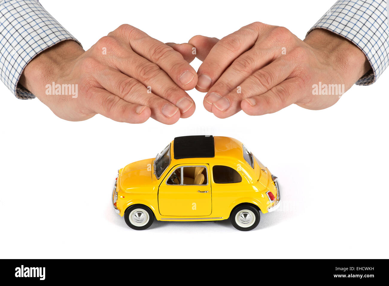 Image Main d'hommes adultes fournissant protection du haut de petite voiture jaune, concept d'assurance de droit Banque D'Images