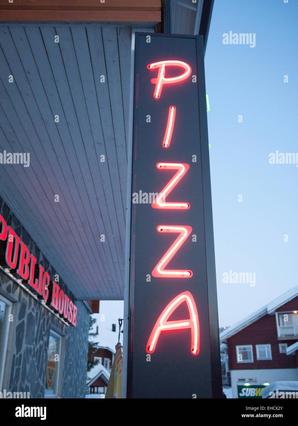 Une enseigne au néon pour la publicité d'un restaurant de pizza et plats à emporter dans la station de ski de Levi, Laponie, Finlande Banque D'Images