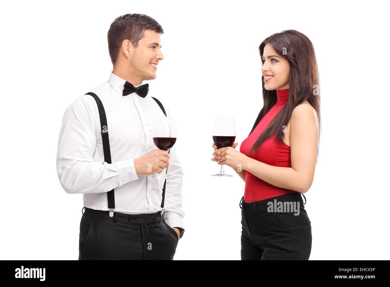 Couple drinking Red Wine et de parler les uns aux autres isolé sur fond blanc Banque D'Images
