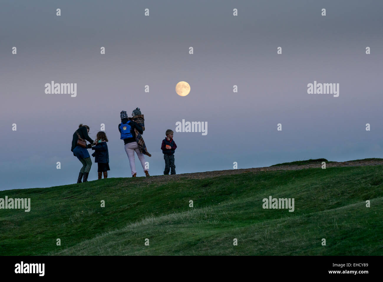 Deux femmes et des enfants dans le contexte de la lune sur une colline, camp britannique, Worcestershire, Royaume-Uni Banque D'Images