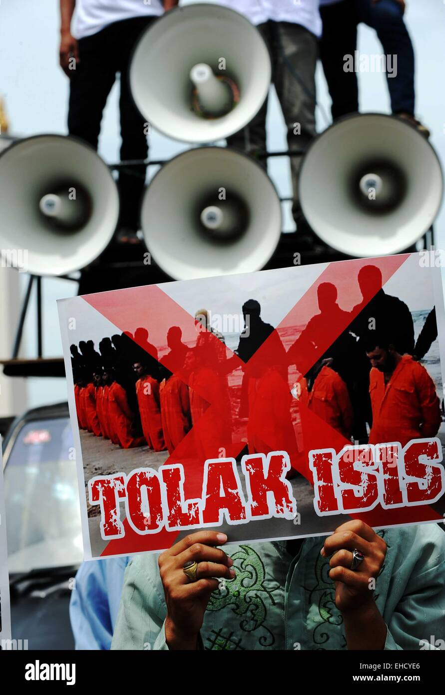 Jakarta, Indonésie. 12Th Mar, 2015. Une étudiante musulmane indonésienne est titulaire d'une plaque fusible "lecture ISIS' pendant un anti-ISIS (l'État islamique en Irak et en Syrie) rallye à Jakarta, Indonésie, le 12 mars 2015. Ti'Kuncahya Crédit : B./Xinhua/Alamy Live News Banque D'Images