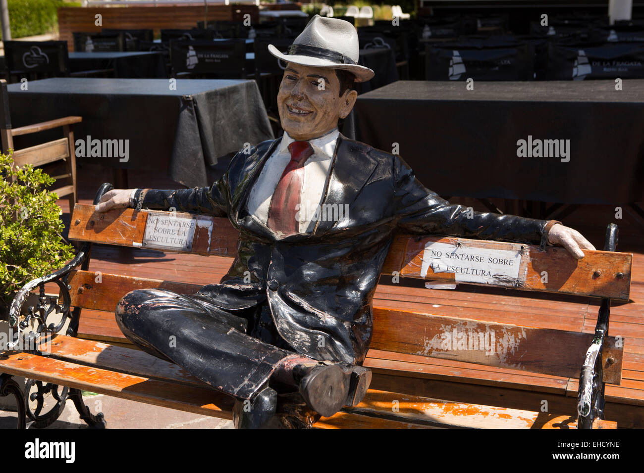 L'ARGENTINE, Buenos Aires, Puerto Madero, quayside sculpture de l'homme bien habillé est assis sur un banc au soleil Banque D'Images