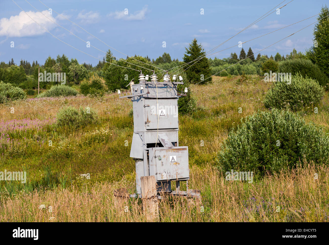 Ancien poste de transformation dans le village Banque D'Images