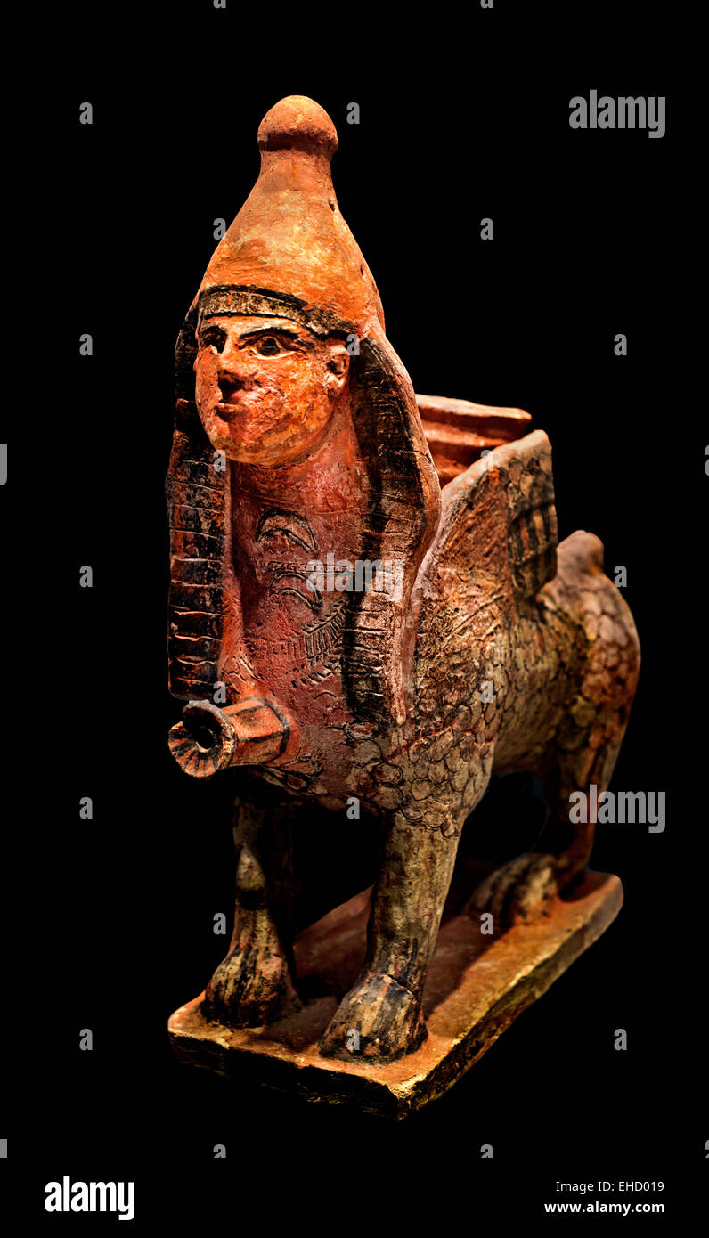 Sphinx ce vase a la forme d'un Sphinx égyptien avec une coupe de cheveux. Il est peint à l'engobe rouge et noir, la 2e moitié du viie siècle av. J.-C. Carthage Phénicie poterie - Tunisie (ville de commerce phénicienne en Afrique du Nord de l'Empire Carthaginois capital ) Musée national de Carthage Banque D'Images