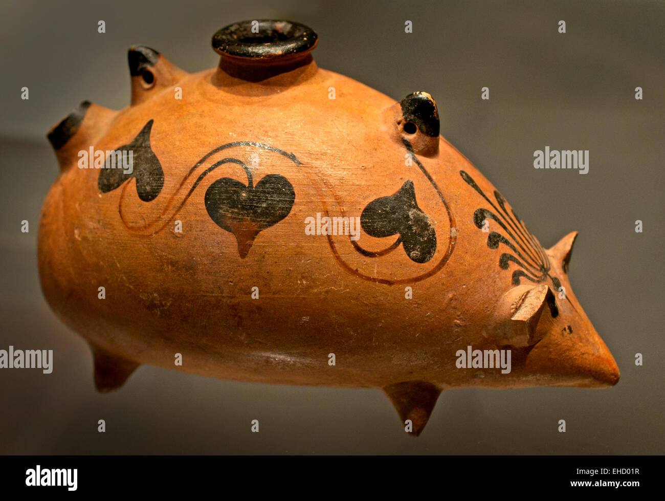 Ewer sous la forme d'une souris on ne sait pas si ce navire a été fait localement ou importés de Grèce. Un exemple presque identique, datant du Ve siècle avant J.-C., a été trouvée sur la Sicile.3e siècle BC 7.3 cm terre cuite trouvée à : Thapsus collection : Musée national du Bardo, Carthage - Tunisie ( Phénicie Phénicien ville de commerce dans le Nord de l'Afrique Empire Carthaginois capital ) Banque D'Images