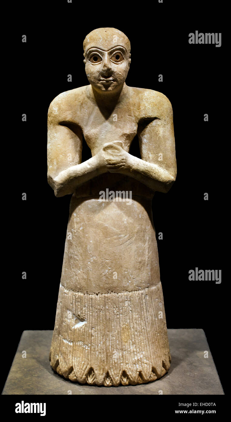 Sculpture d'un homme priant de grands yeux, de larges sourcils cette statue était probablement un temple dédié à Dieu de la Lune Sin. Il s'agit de Khafadje ( Khafajah ou Khafaje, (ancienne Tutub) est un site archéologique dans la province de Diyala (Iraq). Il a fait partie de la ville-état d'Eshnunna. Le site se trouve près de Bagdad, en pierre calcaire Début période dynastique, ca. 2750-2400 BC. Banque D'Images