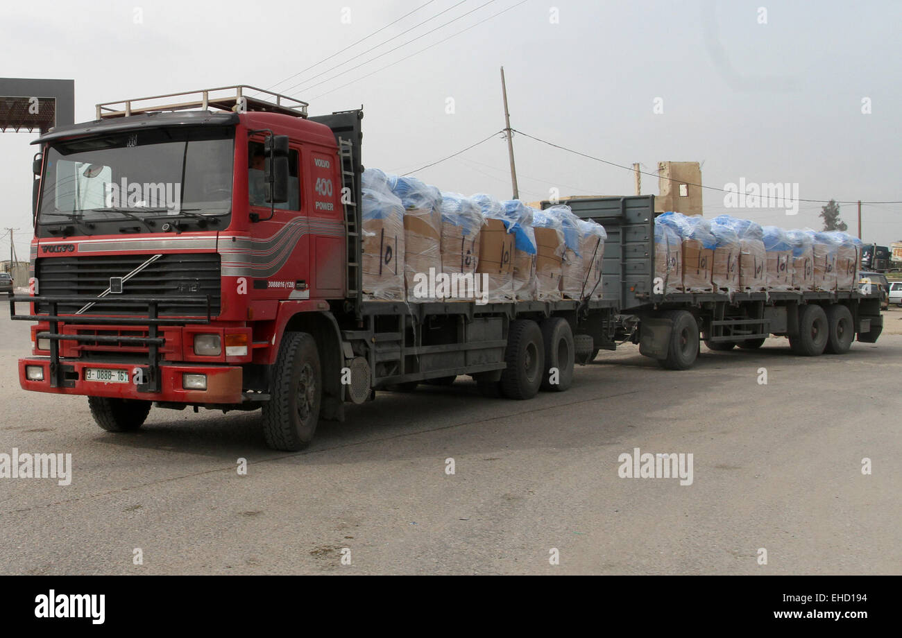 Rafah, bande de Gaza, territoire palestinien. 12Th Mar, 2015. Un camion chargé de légumes avant de les exporter vers Israël, au terminal de Kerem Shalom à Rafah dans le sud de la bande de Gaza le 12 mars 2015. Israël a importé ses premiers fruits et légumes de la bande de Gaza en près de huit ans le jeudi, dans un assouplissement partiel d'un blocus économique maintenu depuis le groupe islamiste du Hamas a pris le contrôle du territoire palestinien. Banque D'Images