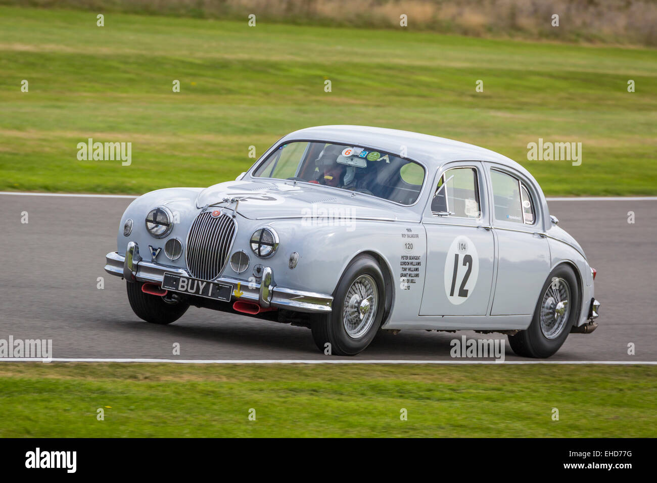 1959 Jaguar Mk1 avec chauffeur Grant Williams. La course pour le trophée, 2014 Goodwood Revival, Sussex, UK Banque D'Images